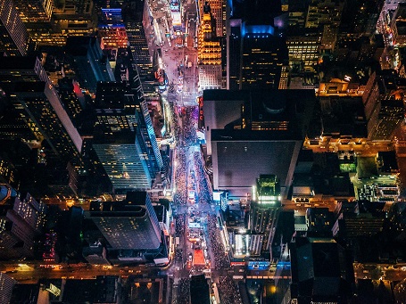 Bức hình chụp thành phố New York đã được thực hiện bằng cách nhiếp ảnh gia treo mình ở độ cao 600m, khu vực Quảng trường thời đại.