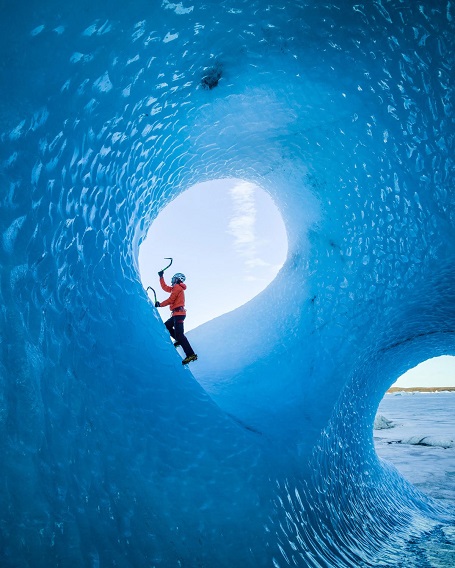 Nhiếp ảnh gia đã rất cố gắng để để giúp bạn mình là Klemen Premrl ghi lại khoảnh khắc khi anh trèo bên trong tảng băng ở Ai Len.