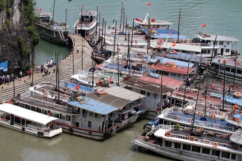 “Cấm cửa” nhiều tàu du lịch nghỉ đêm trên vịnh Hạ Long