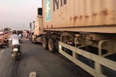 Những nguyên tắc “sinh tồn” khi chạy cạnh xe container, xe tải nặng