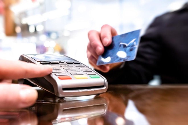 Cảnh báo nguy cơ từ dịch vụ rút tiền mặt, đáo hạn thẻ tín dụng "chui" ảnh 2