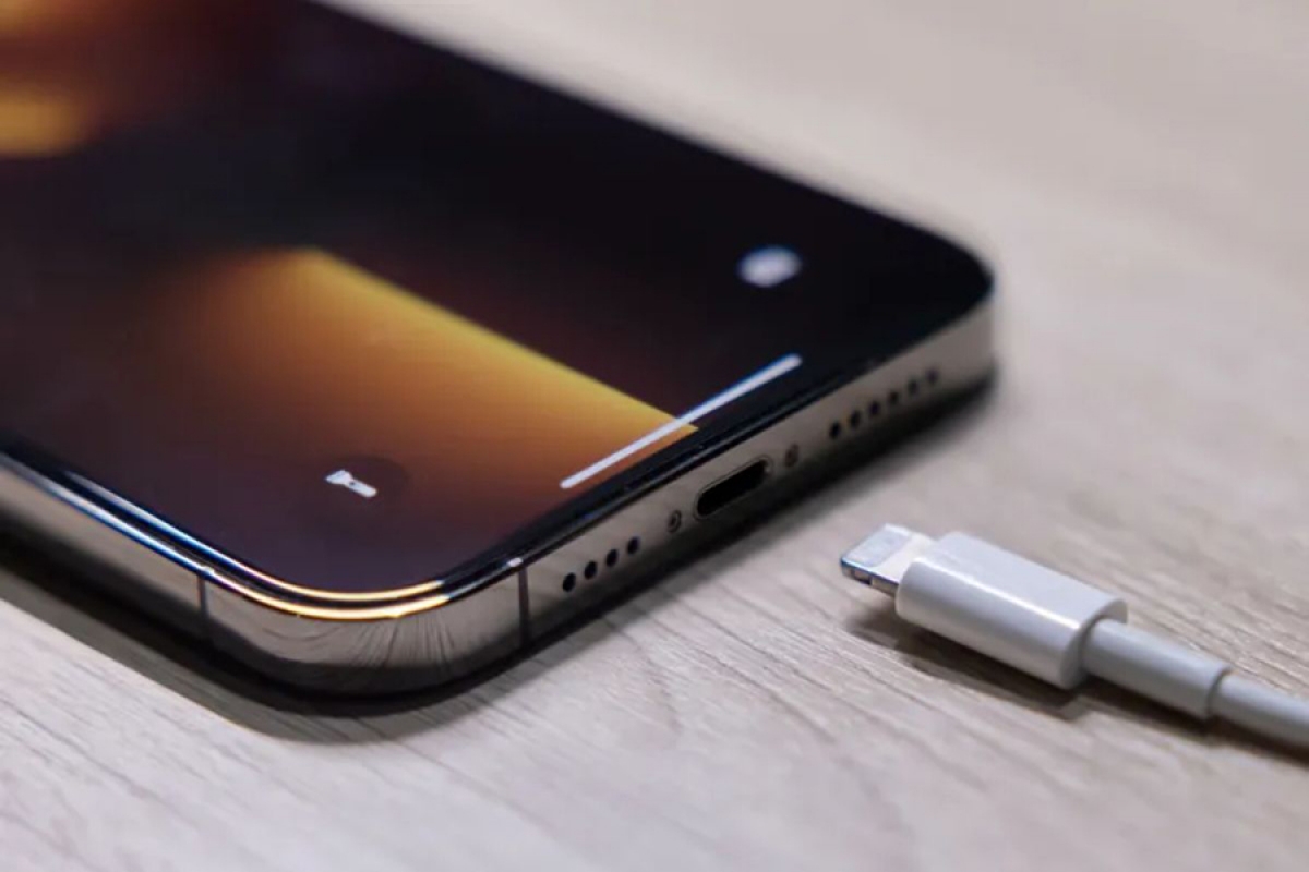 Người dùng iPhone phàn nàn hao pin nhanh sau khi cập nhật iOS 15.4