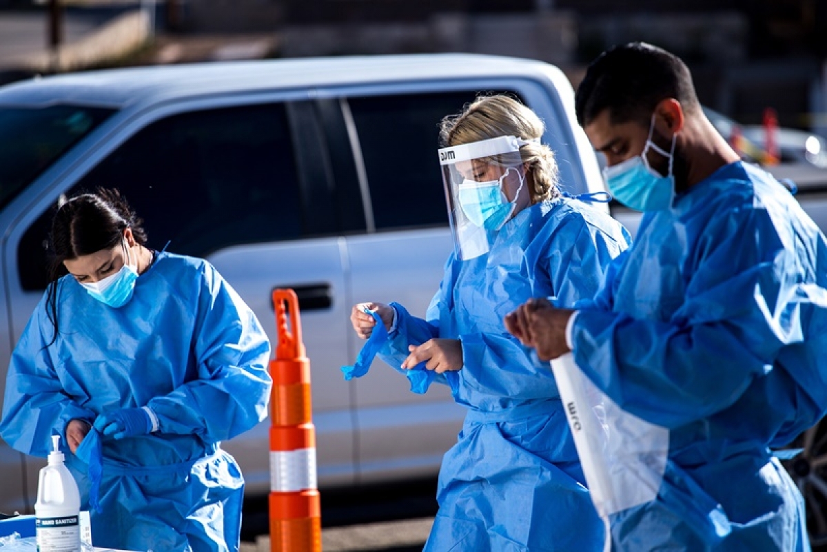 Nhân viên y tế mặc đồ bảo hộ cá nhân trước khi vào điểm xét nghiệm Covid-19 tại hạt El Paso, bang Texas, Mỹ. (Ảnh: Bloomberg/Getty Images)