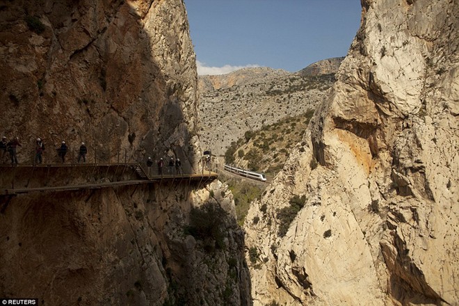 El Caminito del Rey, nơi từng là con đường huyền thoại cho những người ưa mạo hiểm, vắt ngang thung lũng Gaitanes ở miền Nam Tây Ban Nha. 
