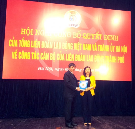 Đồng chí Nguyễn Thị Tuyến nhận quyết định giữ chức Chủ tịch LĐLĐ thành phố