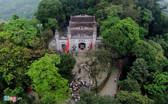 Đỉnh Đền Hùng nhìn từ trên cao