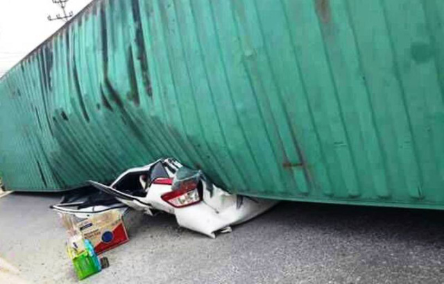 Kinh hoàng xe container đè nát xe con, 2 người tử vong