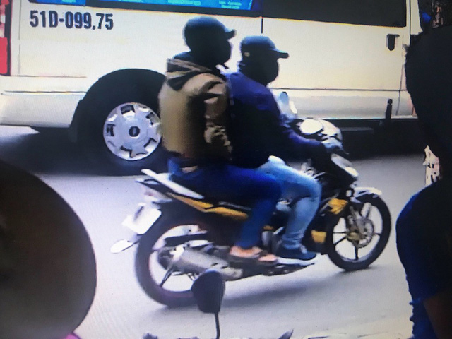 Camera ghi được hình ảnh 2 nghi can cướp ngân hàng ở Sài Gòn