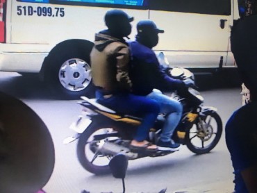 Camera ghi được hình ảnh 2 nghi can cướp ngân hàng ở Sài Gòn