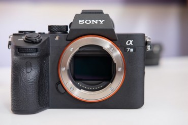 Sony ra mắt máy ảnh Full frame siêu nhỏ gọn