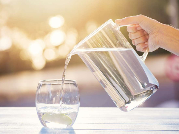 Bạn có nhất thiết cần uống 8 cốc nước mỗi ngày?