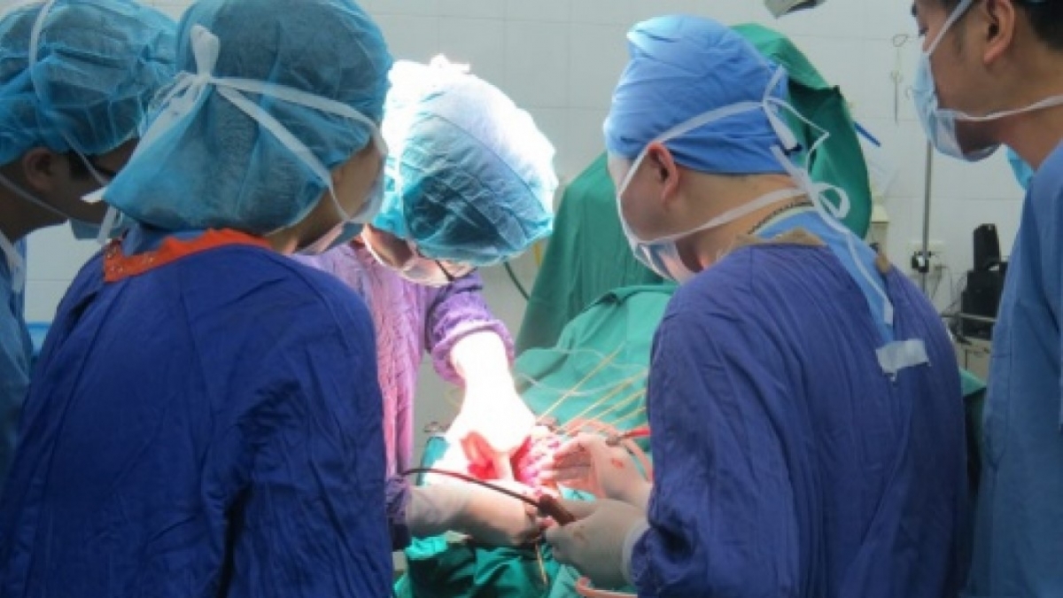 Bệnh nhân bị vỡ túi phình mạch máu não, máu tụ trong não được các bác sỹ Bệnh viện Hữu nghị Việt Đức cấp cứu