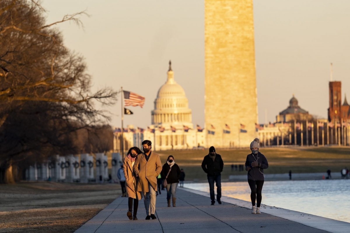 Người dân đeo khẩu trang phòng lây nhiễm Covid-19 tại Washington, D.C., Mỹ, ngày 23/1/2021. Ảnh: THX/TTXVN