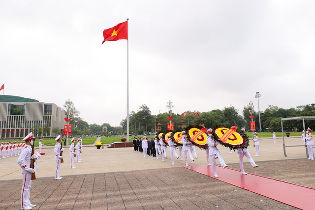 Lãnh đạo Đảng, Nhà nước viếng Chủ tịch Hồ Chí Minh nhân 47 năm Ngày thống nhất đất nước - Ảnh 1.