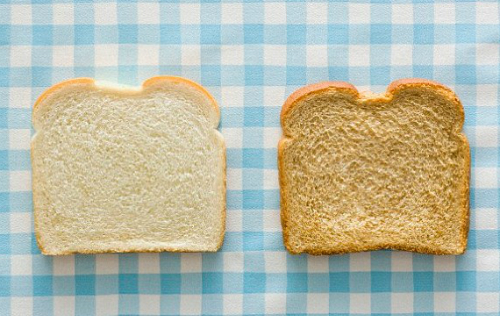Nên thay thế bánh mì trắng, mì ống bằng ngũ cốc nguyên hạt để tăng lượng chất xơ. Ảnh: newsrt