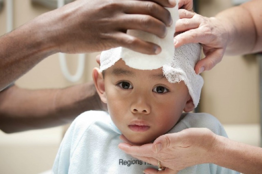 Các dấu hiệu nguy hiểm cần theo dõi khi trẻ bị chấn thương vùng đầu
