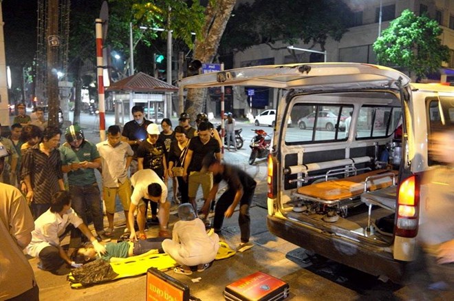 Xe cấp cứu gây tai nạn rồi bỏ chạy trong đêm tại Hà Nội