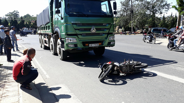 Thuê xe máy đi tham quan Đà Lạt, 2 du khách bị tông thương vong