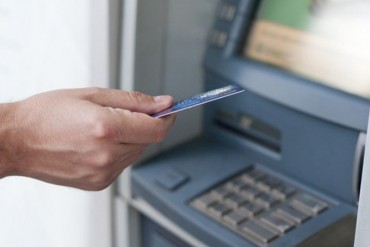 Infographic: Người dùng thẻ ATM tại Việt Nam chịu những loại phí nào?