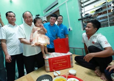 Thủ tướng Nguyễn Xuân Phúc thăm khu trọ của công nhân lao động