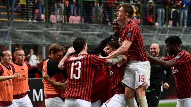 AC Milan 2-0 Frosinone: Níu kéo hy vọng Top 4