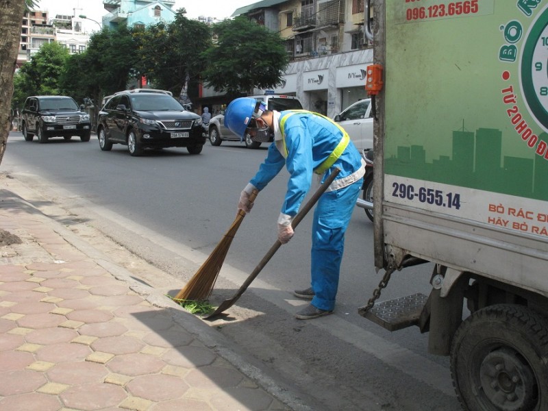 Chấp hành việc đổ rác đúng giờ, đúng nơi quy định: Đẹp thêm phố phường