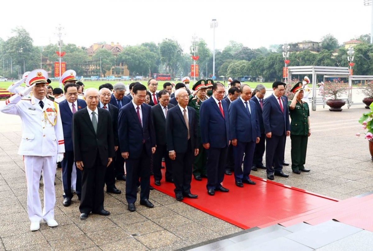 Các vị lãnh đạo Đảng, Nhà nước và các đại biểu kính cẩn trước Lăng viếng Chủ tịch Hồ Chí Minh.