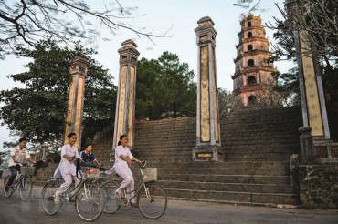 Nhiếp ảnh gia Pháp ra mắt sách ảnh Chùa Việt Nam nơi gửi gắm lòng tin