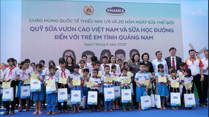 34.000 trẻ em Quảng Nam đón nhận niềm vui uống sữa từ Vinamilk trong ngày 1/6