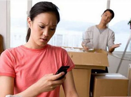 Vợ có nên theo dõi và đọc trộm tin nhắn của chồng?