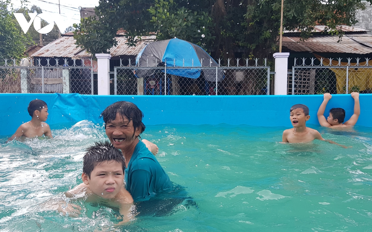 Cụ bà 63 tuổi dạy bơi miễn phí cho hàng ngàn trẻ em được Forbes Việt Nam vinh danh