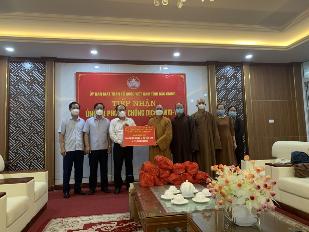 Tăng-Ni, Phật tử Chùa Long Hưng trao quà ủng hộ tới Ủy ban MTTQ tỉnh Bắc Ninh