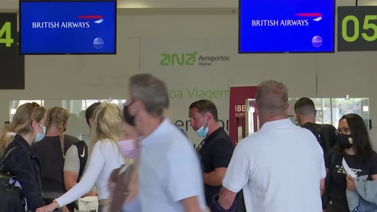 Sân bay tại Bồ Đào Nha hôm 7/6 chứng kiến du khách ồ ạt trở về Anh để tránh bị cách ly. Nguồn: Reuters
