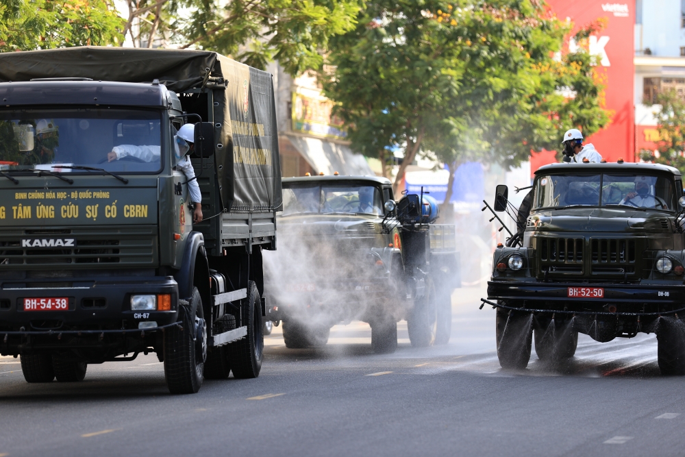 Đà Nẵng: Quân đội phun khử khuẩn diện rộng nơi bệnh nhân Covid-19 sinh sống và làm việc