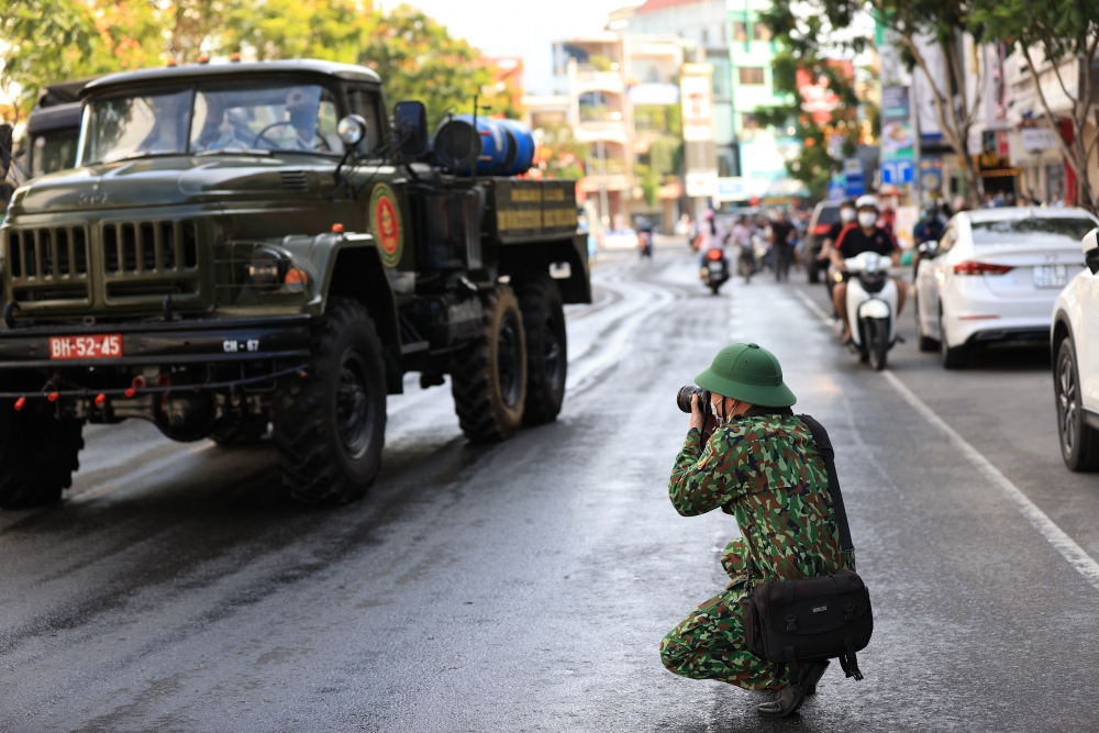 Đà Nẵng: Quân đội phun khử khuẩn diện rộng nơi bệnh nhân Covid-19 sinh sống và làm việc