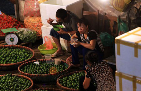 Ảnh: Khu chợ thú vị nhất thế giới ở Hà Nội sắp bị “khai tử”