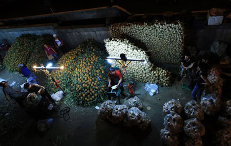 Ảnh: Khu chợ thú vị nhất thế giới ở Hà Nội sắp bị “khai tử”
