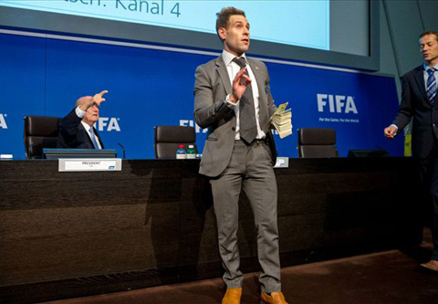 Chủ tịch FIFA Sepp Blatter bị ném tiền vào mặt Chủ tịch FIFA Sepp Blatter bị ném tiền vào mặt