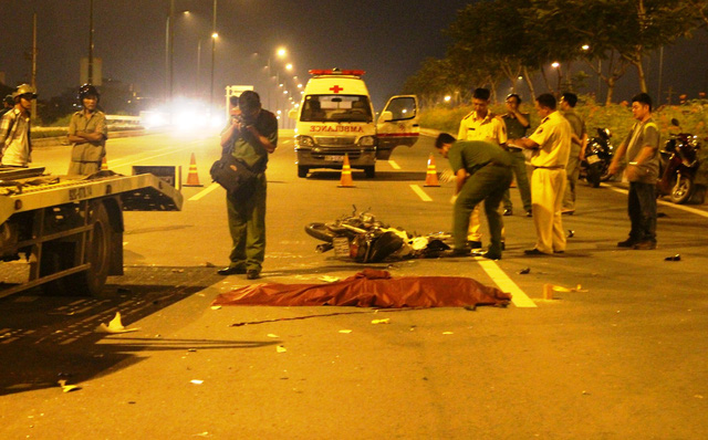 doi nam nu tu vong vi chay nguoc chieu tren dai lo