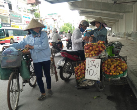 Ham rẻ, hàng loạt khách “dính bẫy” hàng rong