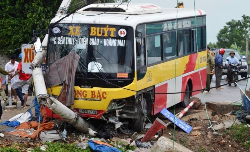 Xe buýt mất lái tông gãy cột điện, húc xe ôm xuống sông