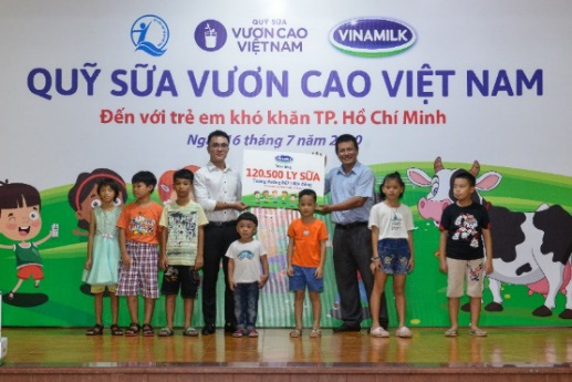 Quỹ sữa vươn cao Việt Nam và Vinamilk tiếp tục hành trình kết nối yêu thương tại TP.HCM - Ảnh 2.