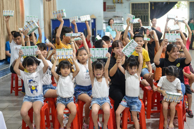 Quỹ sữa vươn cao Việt Nam và Vinamilk tiếp tục hành trình kết nối yêu thương tại TP.HCM - Ảnh 9.