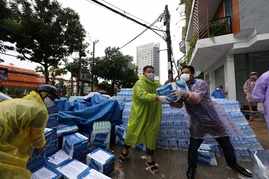 Bất chấp thời tiết, chính quyền cùng nhân dân Đà Nẵng chung tay dập dịch