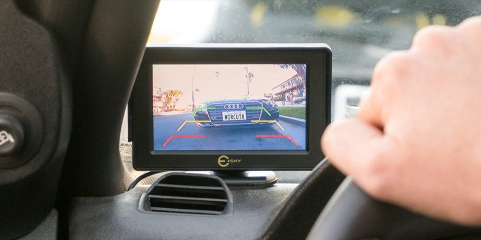 Sử dụng camera lùi giúp việc tham gia giao thông của các tài xế trở nên an toàn và thuận tiện hơn. (Nguồn: The New York Times)