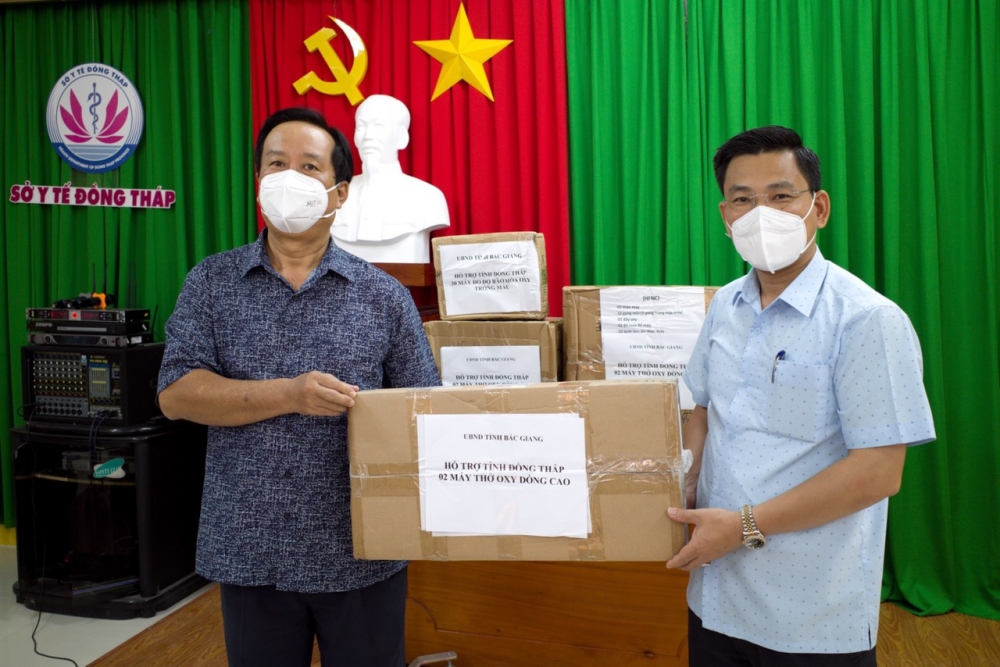 Đại diện lãnh đạo UBND Tỉnh Bắc Giang tặng trang thiết bị y tế để cùng chống dịch tại Đồng Tháp
