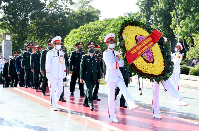 Lãnh đạo Đảng, Nhà nước và thành phố Hà Nội dâng hương tưởng niệm các Anh hùng liệt sĩ