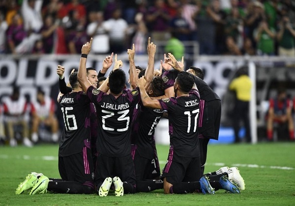 Mexico vào chung kết nhờ bàn thắng ở phút 99