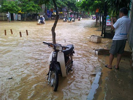 Vỡ đập ở Điện Biên, xe máy trôi khắp phố