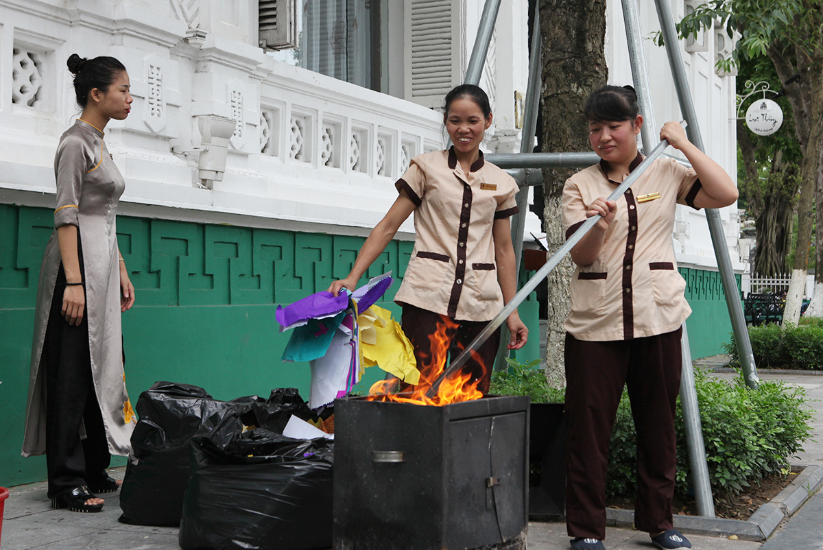 bong ngo hoa qua dat khach trong ngay ram thang 7